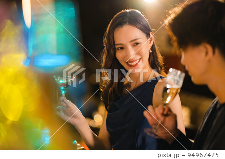 バーで飲み交わす男女 バーで飲み交わす男女 94967425