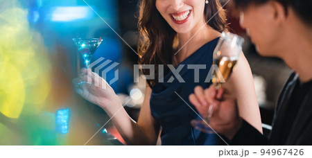 バーで飲み交わす男女 94967426