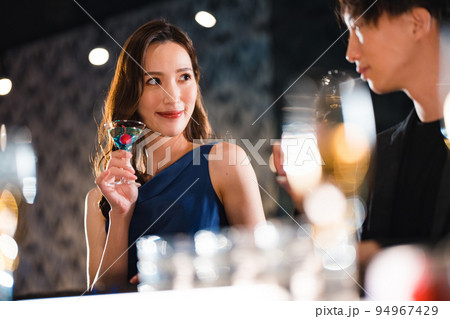 バーで飲み交わす男女 バーで飲み交わす男女 94967429