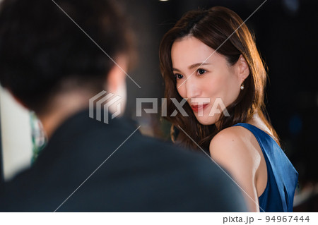 バーで飲み交わす男女 バーで飲み交わす男女 94967444