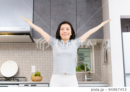 自宅の部屋で軽い運動をする中年女性 自宅の部屋で軽い運動をする中年女性 94967453