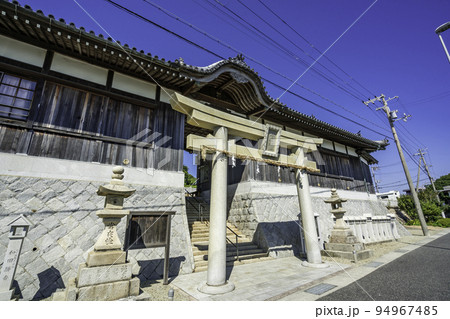 岩屋神社　鳥居と門守殿　兵庫県淡路市 94967485