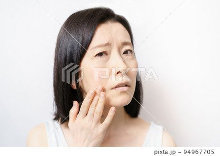 肌のトラブルに悩む女性 94967705