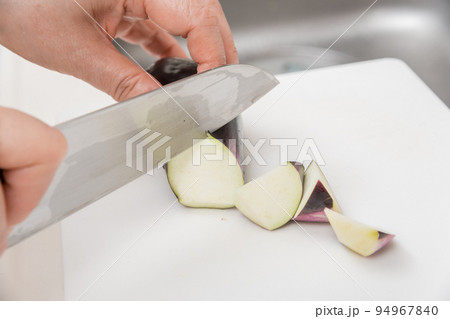 【ミドル主婦が三徳包丁で茄子を乱切り】 94967840