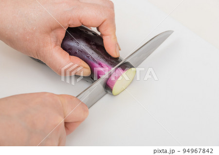 【ミドル主婦が三徳包丁で茄子を輪切り】 【ミドル主婦が三徳包丁で茄子を輪切り】 94967842
