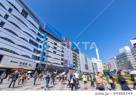 日本の東京都市景観 10週世界最多…池袋駅(駅前はもはやコロナ禍前と変わらない光景)=9月26日 日本の東京都市景観 10週世界最多…池袋駅(駅前はもはやコロナ禍前と変わらない光景)=9月26日 94968349