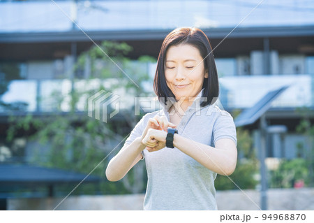 スマートウォッチを操作するミドル女性  94968870