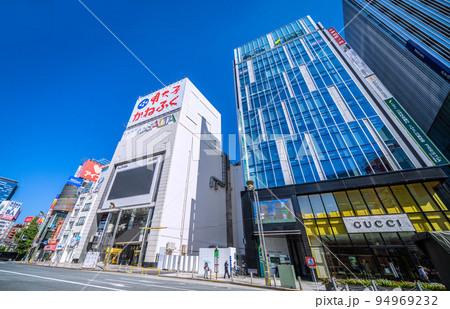 日本の東京都市景観　新宿駅東口にあるスタジオアルタなどを望む 94969232