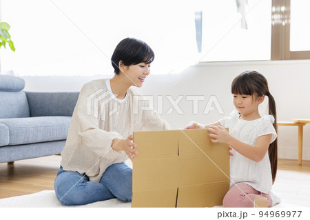ダンボールを組み立てる親子 94969977