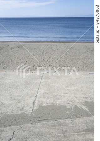 神奈川県 片瀬西浜・鵠沼海水浴場の波打ち際の風景 94970803