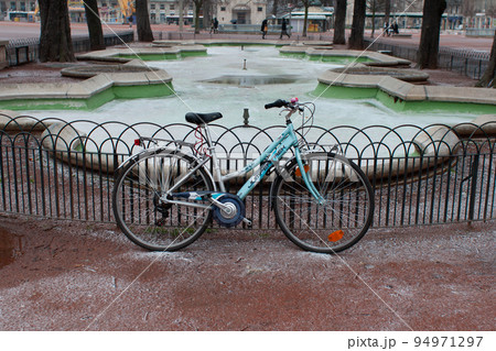 フランスの公園に置かれた自転車 94971297