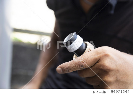 給水配管する職人の手元 給水配管する職人の手元 94971544