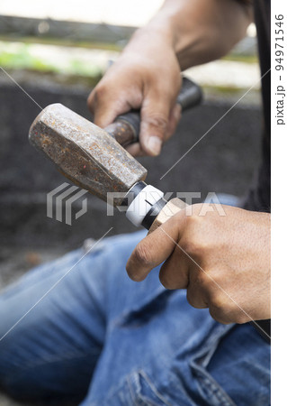 給水配管する職人の手元 給水配管する職人の手元 94971546
