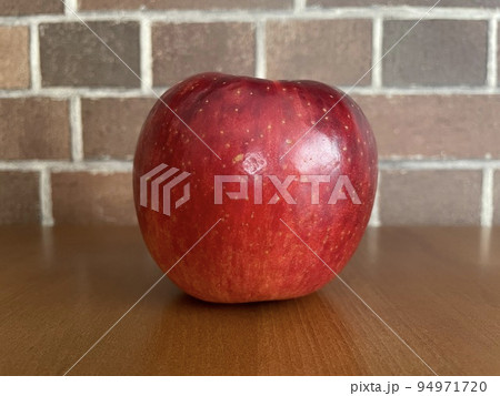 レンガの壁と林檎のアップ 94971720