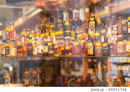 Alcohol display case 94971746