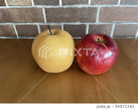 少し上から見たりんごとなし 94972283