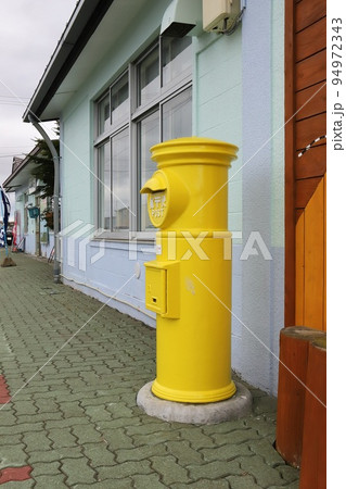北海道　根室　丸ポストのある風景（JR根室駅・幸せの黄色いポスト） 94972343