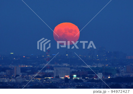 埼玉県入間郡越生町　さくらの山公園の奥に鎮座する世界無名戦士之墓からの2022年中秋の名月の月の出 94972427