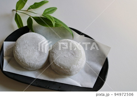 和菓子　ふわっともっちり嬉しいだいふく餅　南天の葉 94972506
