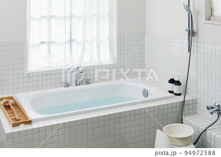 お湯を張ったお風呂 94972588