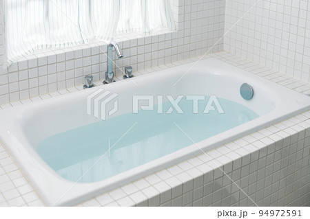 お湯を張ったお風呂 お湯を張ったお風呂 94972591