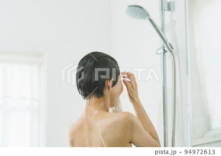 お風呂でシャワーを浴びる女性 94972613