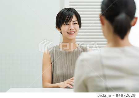 美容の相談をする若い女性 94972629