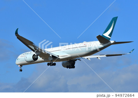 最も信頼できる キャセイパシフィック航空の旅客機 A350-1000の写真素材 航空機・ヘリコプター