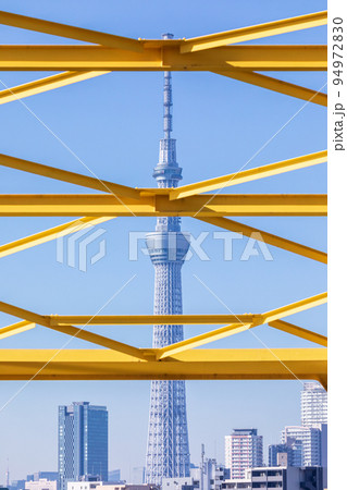 「東京都」東四つ木避難橋と東京スカイツリー 94972830