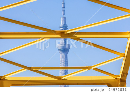 「東京都」東四つ木避難橋と東京スカイツリー 94972831