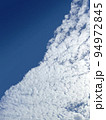 青空に高く広がるうろこ雲 94972845