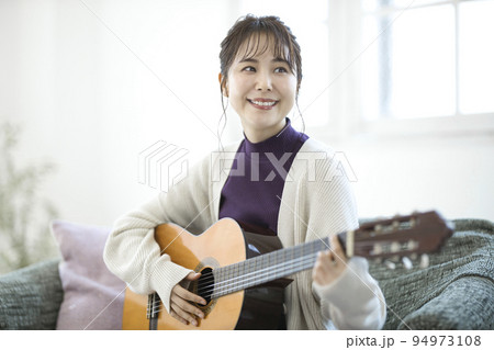おうち時間　ギター　弾き語り　　 94973108