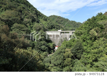 山口萩往還にある一の坂ダムと錦鶏湖の風景 山口萩往還にある一の坂ダムと錦鶏湖の風景 94973128