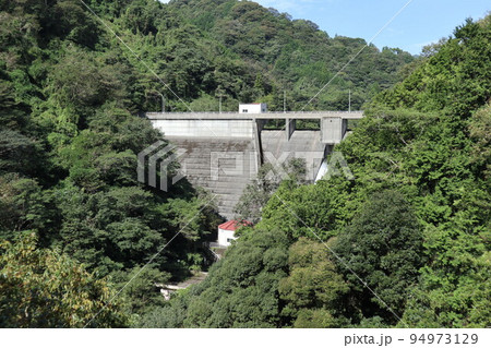 山口萩往還にある一の坂ダムと錦鶏湖の風景 山口萩往還にある一の坂ダムと錦鶏湖の風景 94973129