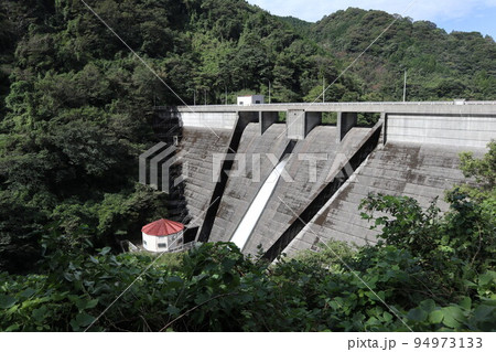 山口萩往還にある一の坂ダムと錦鶏湖の風景 94973133