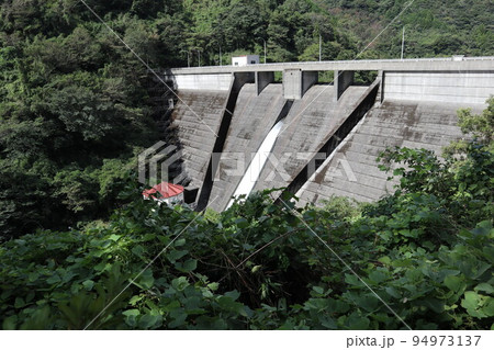 山口萩往還にある一の坂ダムと錦鶏湖の風景 94973137