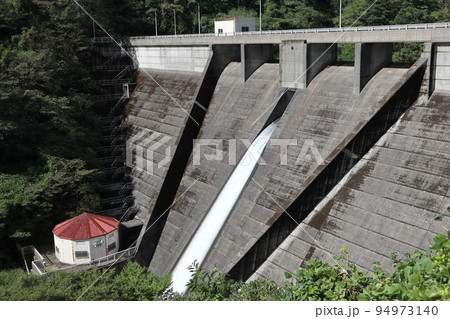 山口萩往還にある一の坂ダムと錦鶏湖の風景 山口萩往還にある一の坂ダムと錦鶏湖の風景 94973140
