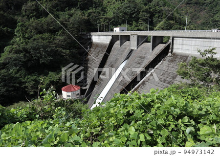 山口萩往還にある一の坂ダムと錦鶏湖の風景 山口萩往還にある一の坂ダムと錦鶏湖の風景 94973142