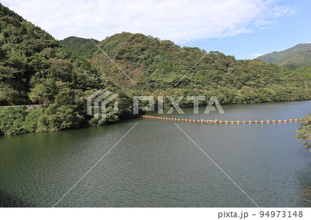 山口萩往還にある一の坂ダムと錦鶏湖の風景 山口萩往還にある一の坂ダムと錦鶏湖の風景 94973148