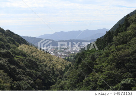山口萩往還にある一の坂ダムと錦鶏湖の風景 山口萩往還にある一の坂ダムと錦鶏湖の風景 94973152