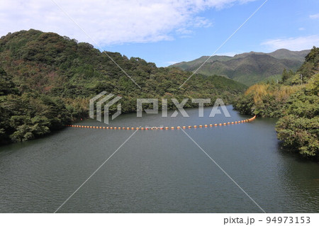 山口萩往還にある一の坂ダムと錦鶏湖の風景 山口萩往還にある一の坂ダムと錦鶏湖の風景 94973153