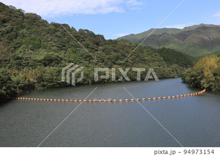 山口萩往還にある一の坂ダムと錦鶏湖の風景 94973154