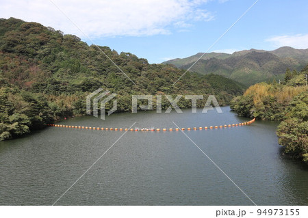 山口萩往還にある一の坂ダムと錦鶏湖の風景 山口萩往還にある一の坂ダムと錦鶏湖の風景 94973155