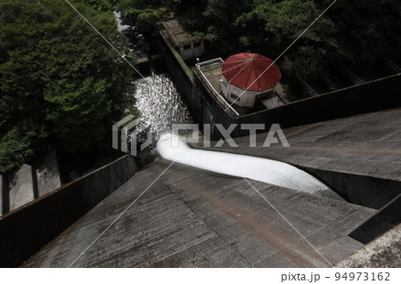 山口萩往還にある一の坂ダムと錦鶏湖の風景 山口萩往還にある一の坂ダムと錦鶏湖の風景 94973162