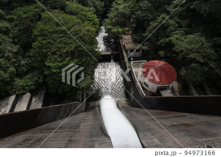 山口萩往還にある一の坂ダムと錦鶏湖の風景 山口萩往還にある一の坂ダムと錦鶏湖の風景 94973166