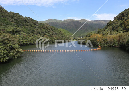 山口萩往還にある一の坂ダムと錦鶏湖の風景 山口萩往還にある一の坂ダムと錦鶏湖の風景 94973170
