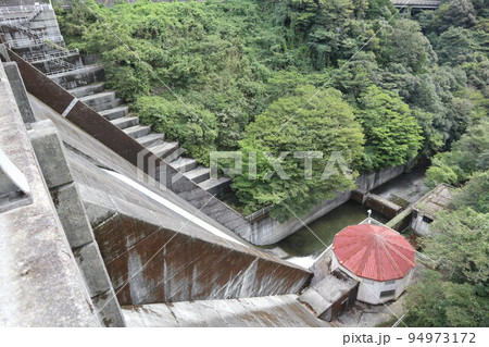 山口萩往還にある一の坂ダムと錦鶏湖の風景 94973172