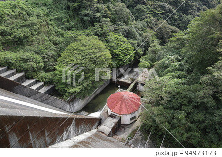 山口萩往還にある一の坂ダムと錦鶏湖の風景 94973173