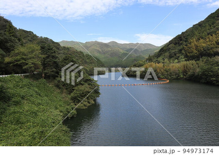 山口萩往還にある一の坂ダムと錦鶏湖の風景 94973174