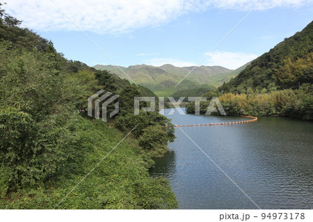 山口萩往還にある一の坂ダムと錦鶏湖の風景 94973178
